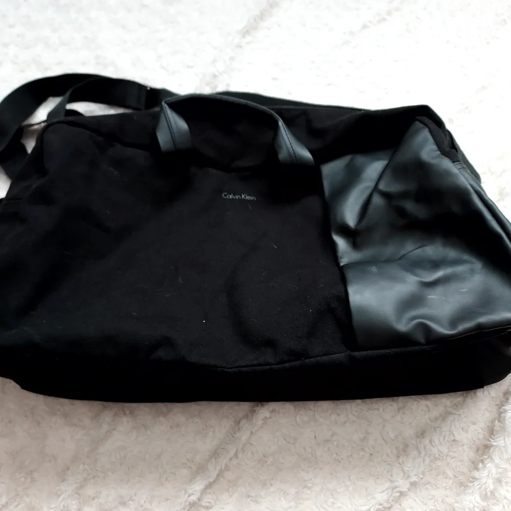 calvin klein luggage large travel bag duffle tote Women's Hard Side Upright Spinner Light Weight Suitcase, Black, Versatile accessories for a modern lifestyle Calvin Klein large lightweight black